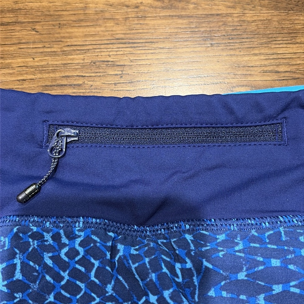 LULULEMON EUC Size 6 skort navy blue & turquoise. Has sewn in shorts. Zip pocket - Picture 6 of 7
